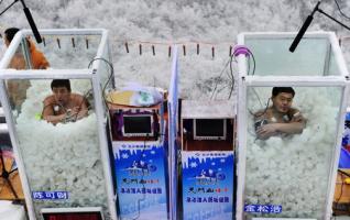 Chinese "Icemen" Break World Record in Zhangjiajie 