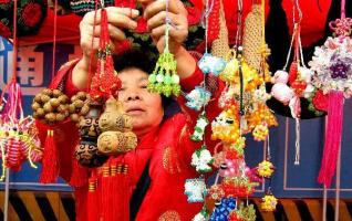 Tourists visit temple fair to experience traditional Chinese culture 