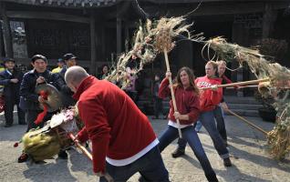 Foreigners enjoy the Lantern Festival in Zhangjiajie 