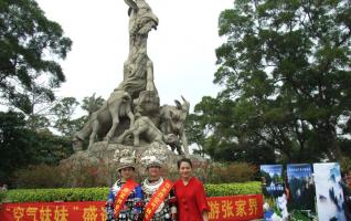 The Air Girl Invited the People in Guangzhou to Travel in Zhangjiajie 