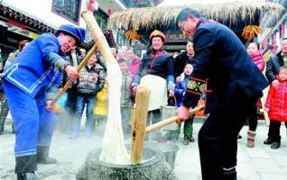 Tujia spending New Year of three times