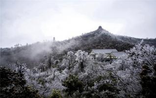 Zhangjiajie Tianmen Mountain becomes icy wonderland